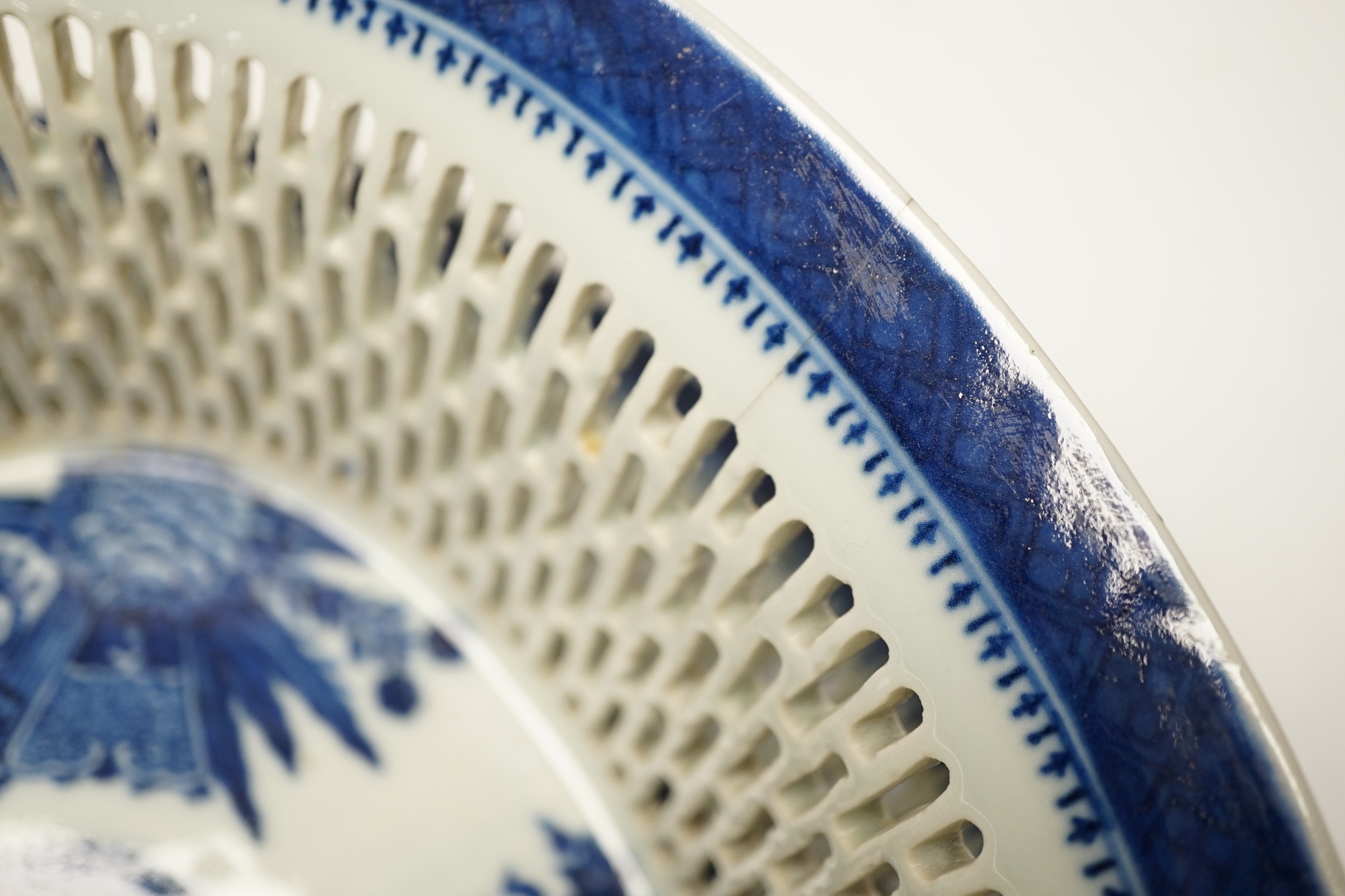 A Chinese export blue and white pierced dish, on stand, Qianlong, largest 28cm wide